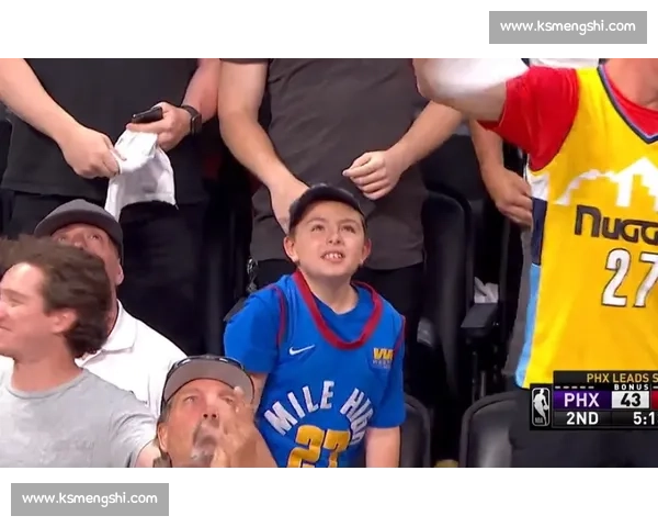 福克斯轻松写意空接暴扣，与球迷互动点燃现场激情